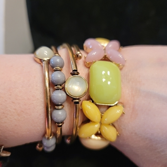 Set of 2 Vintage Pastel Acrylic Stretch Bracelet and Acrylic Bead Coil B… - Picture 5 of 11